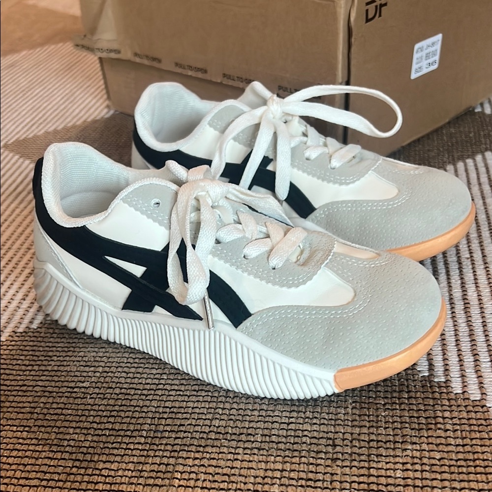 Stylish Women's Sneakers in Black and White